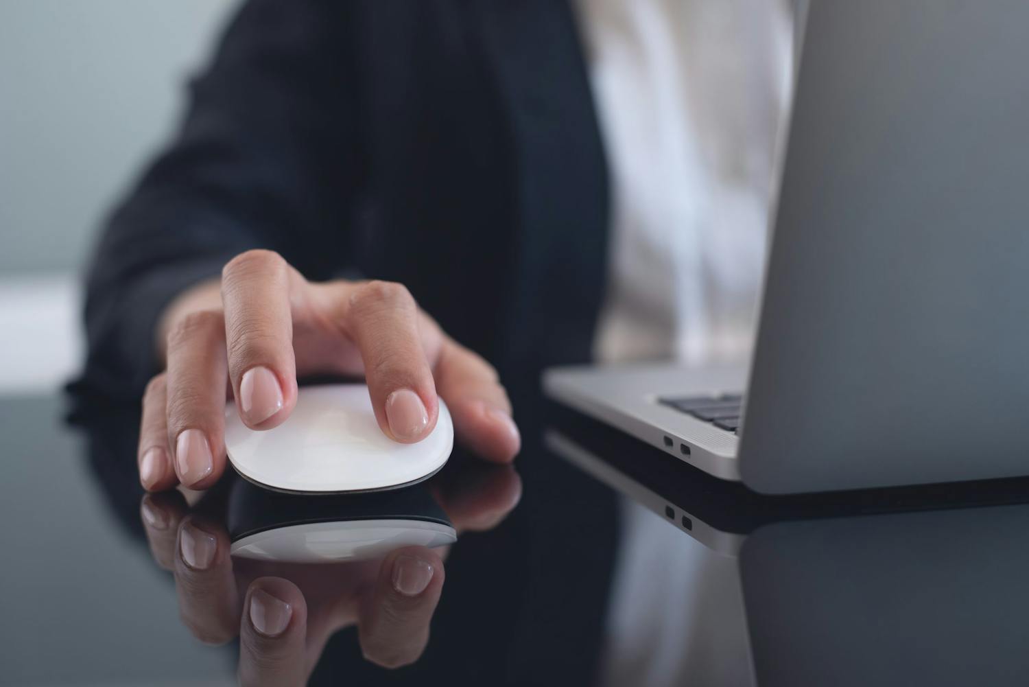 Close,Up,,Business,Woman,Hand,Clicking,On,Wireless,Computer,Mouse, Action Click -ohjemalla voi automatisoida monenlaisia tietokoneen tehtäviä.